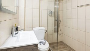 Ein modernes Badezimmer mit Dusche, Toilette und Waschbecken.
