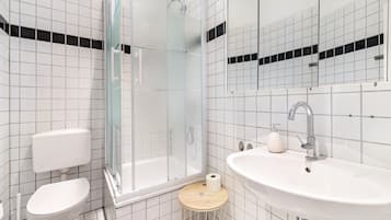 Een douche, een haardroger, handdoeken