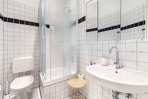 Douche, sèche-cheveux, serviettes fournies