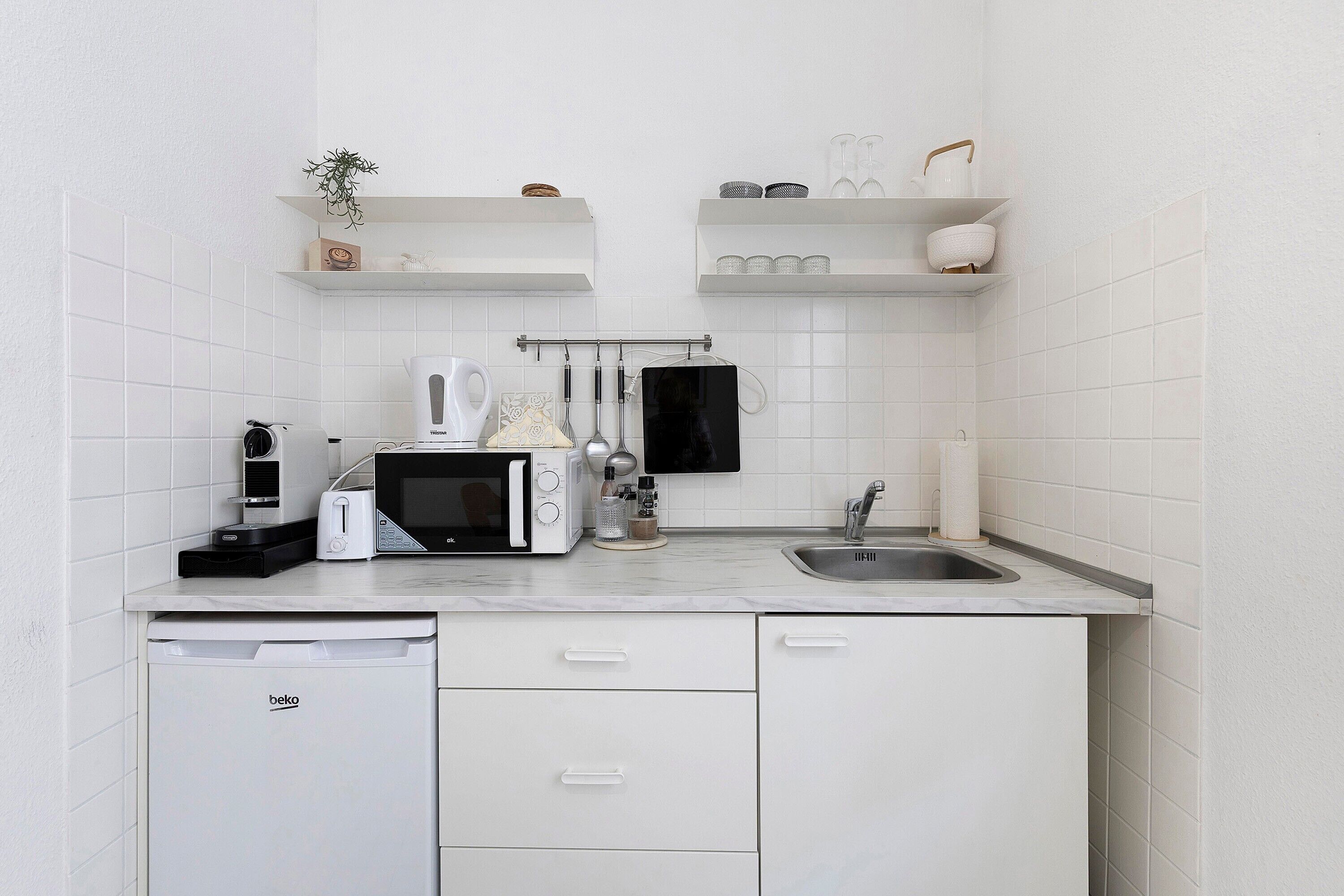 Réfrigérateur, micro-ondes, plaque de cuisson, cafetière/bouilloire