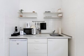 Kühlschrank, Mikrowelle, Herdplatte, Wasserkocher mit Kaffee-/Teezubehör