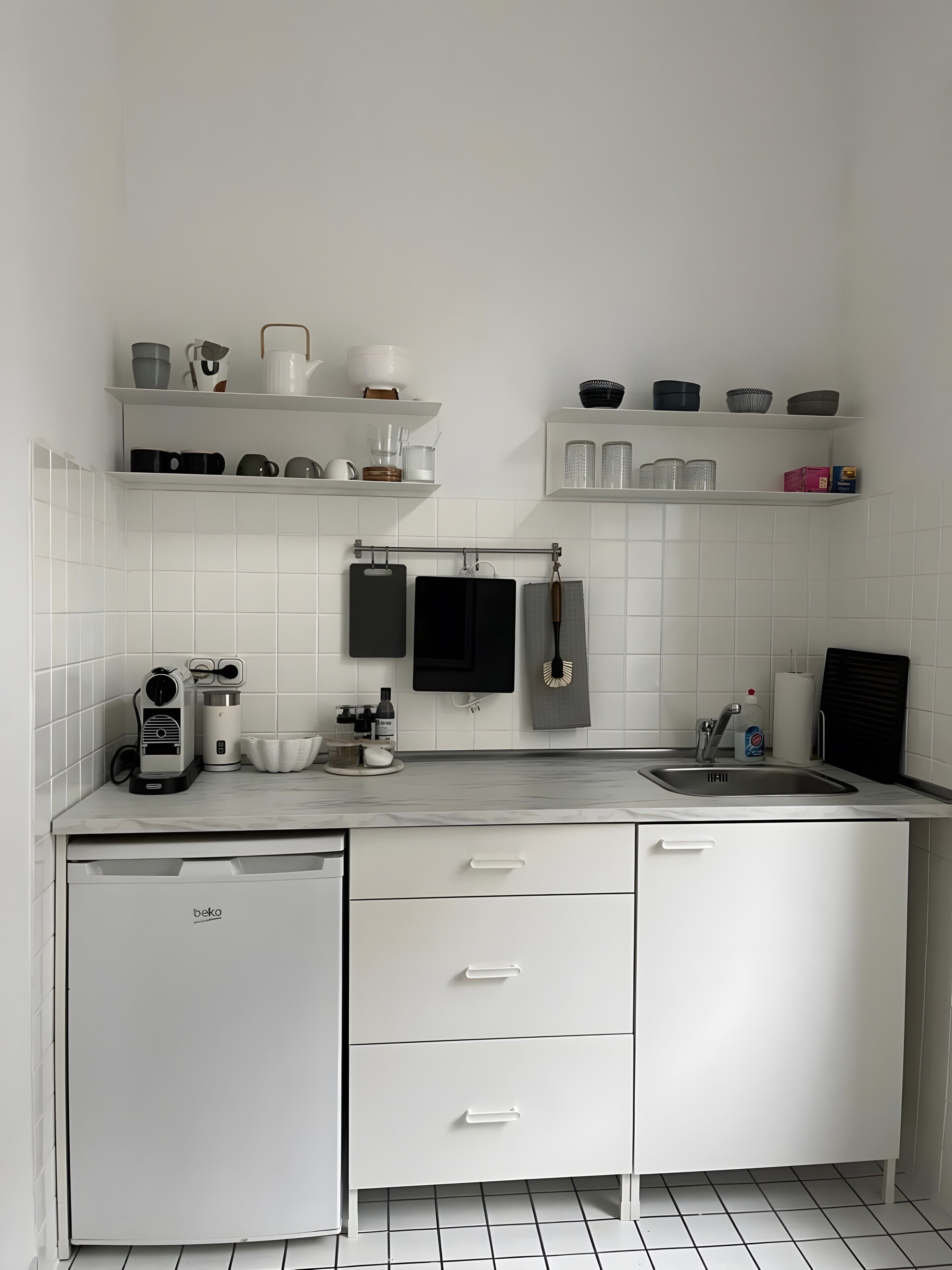 Réfrigérateur, four à micro-ondes, surface de cuisson, cafetière-théière