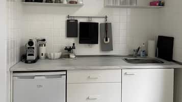 Réfrigérateur, four à micro-ondes, surface de cuisson, cafetière-théière