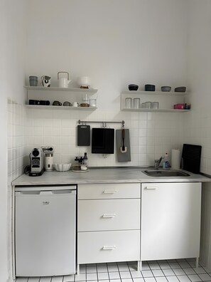 Refrigerador, microondas, placa de cocina, cafetera/tetera