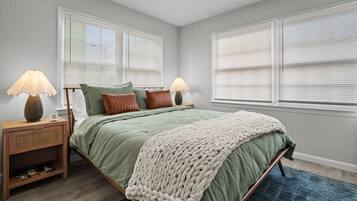 Een strijkplank/strijkijzer, gratis wifi, beddengoed