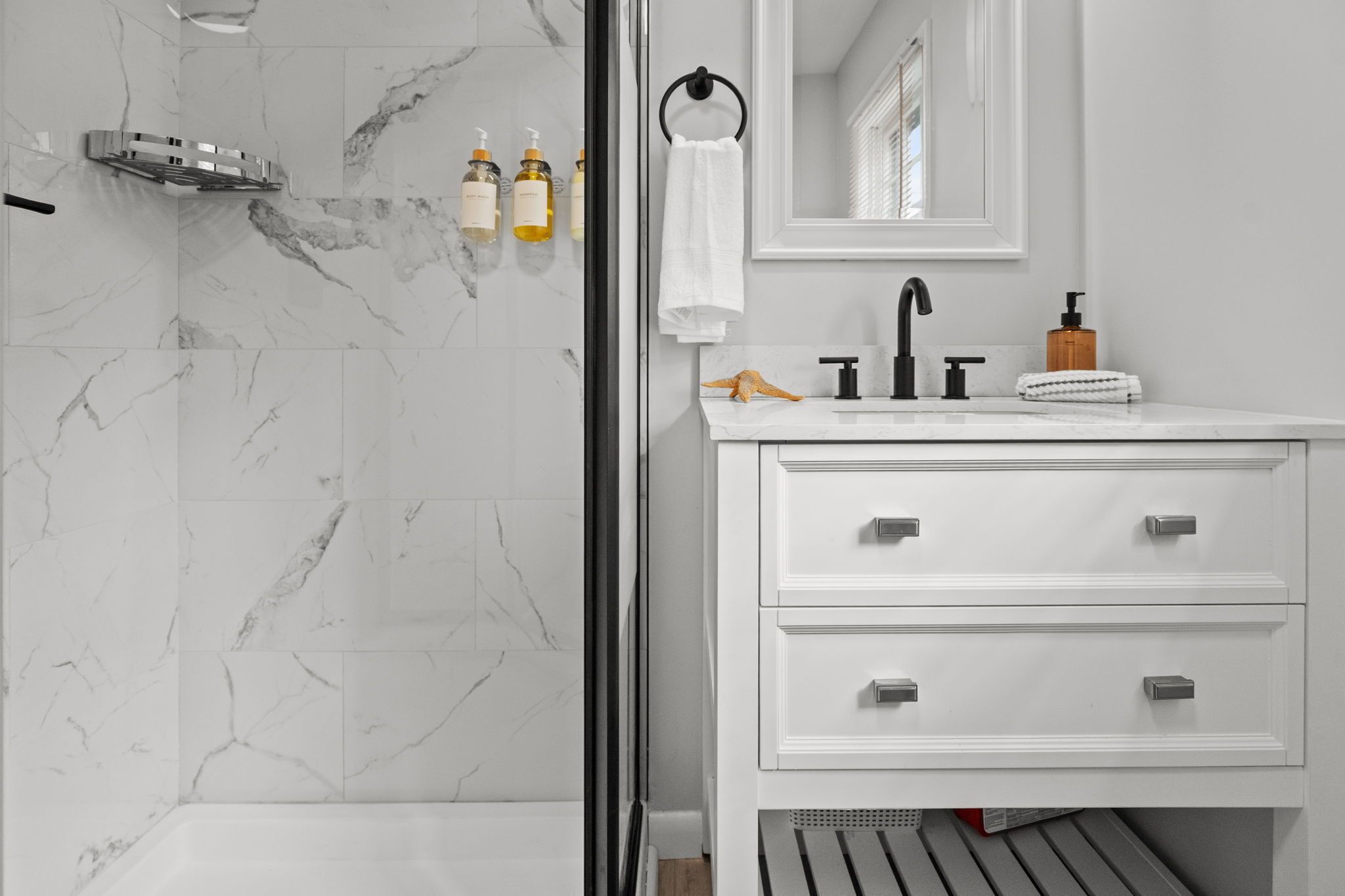 Een haardroger, handdoeken, zeep, shampoo