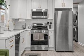 Een koelkast, een magnetron, een oven, een kookplaat