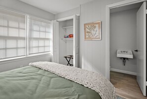 Een strijkplank/strijkijzer, gratis wifi, beddengoed