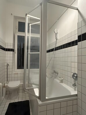 Shower, hair dryer, towels - Apartment 'Citylife' with Wi-Fi (Viersen)