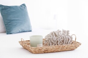 Tabla de planchar con plancha, wifi y ropa de cama 