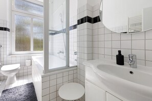 Shower, hair dryer, towels - Apartment 'Citylife' with Wi-Fi (Viersen)