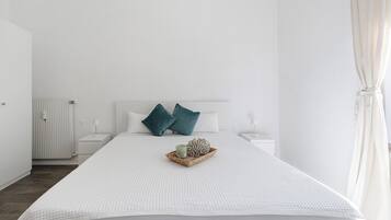 Een strijkplank/strijkijzer, wifi, beddengoed
