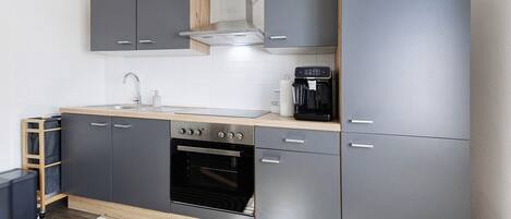 Réfrigérateur, four à micro-ondes, un four, surface de cuisson