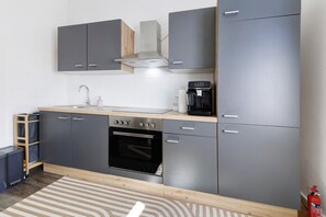 Réfrigérateur, micro-ondes, four, plaque de cuisson