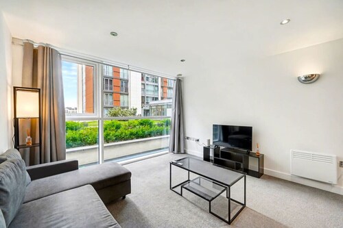 O2 & ExCeL Modern 1-Bedroom Waterfront Flat • Sleeps 4