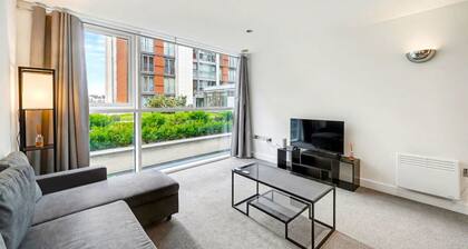 O2 & ExCeL Modern 1-Bedroom Waterfront Flat • Sleeps 4