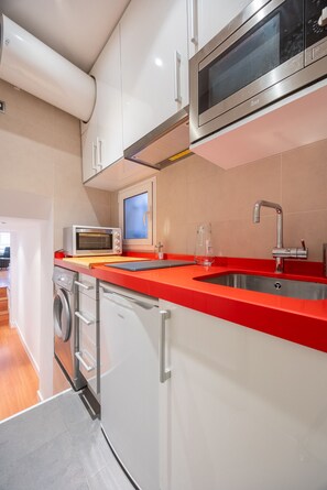 Fridge, oven, toaster, cookware/dishes/utensils - Studio in Barrio de las Letras – Work or Study (Madrid)