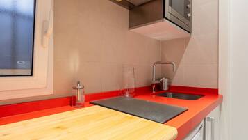 Fridge, oven, toaster, cookware/dishes/utensils