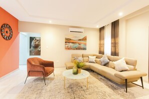 Smart TV - Spacious 3-bedroom house in Accra (Achimota)
