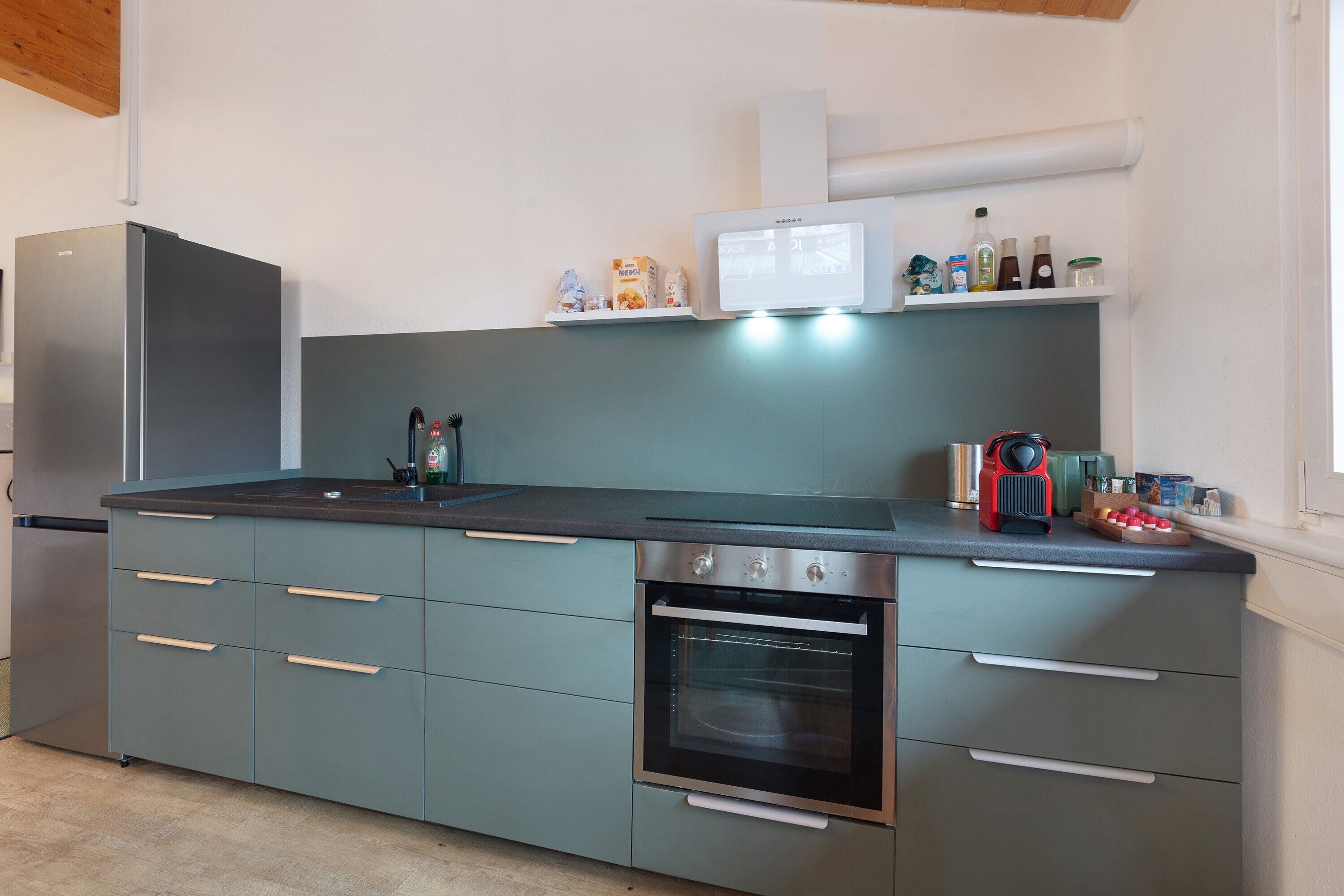 Kühlschrank, Mikrowelle, Ofen, Herdplatte