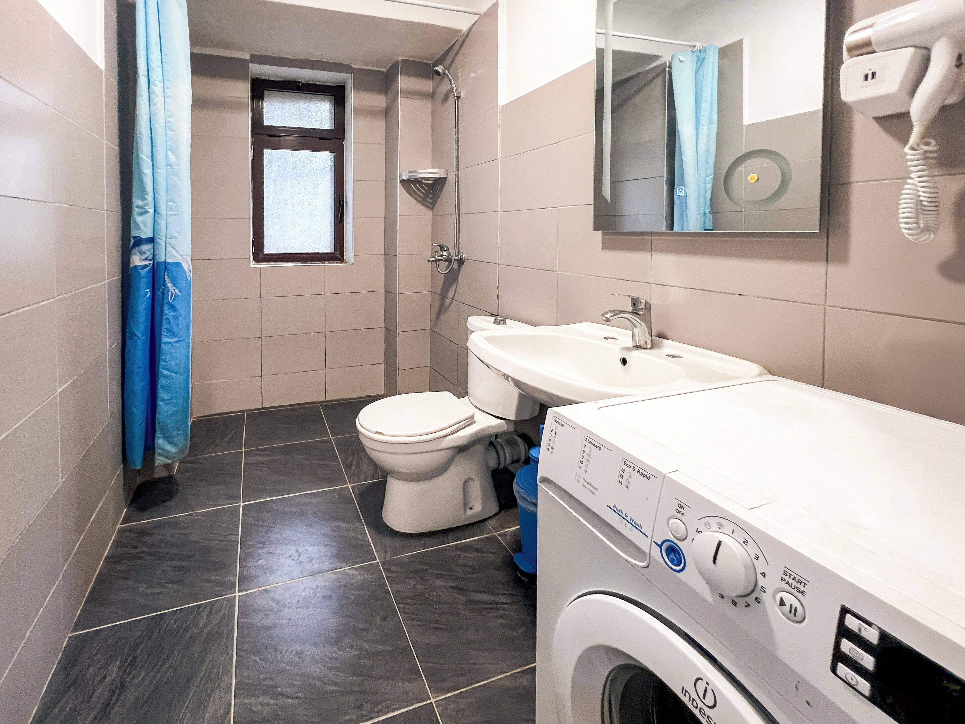 Sèche-cheveux, bidet, serviettes fournies, savon