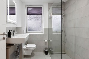 Dusche, Haartrockner, Handtücher