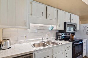 Fridge, microwave, oven, stovetop - 32 Borderlinks by Seaside Vacations & Sales (Ocean Pines)