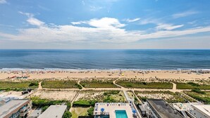 Ein Strandresort mit Schwimmbad, Zugang zum Strand und Meerblick.