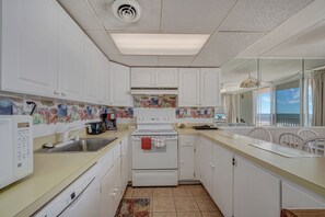 Kylskåp, mikrovågsugn, ugn och spishäll