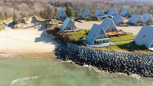 Leila’s Chalet Lakeview w/ Resort Amenities+Beach