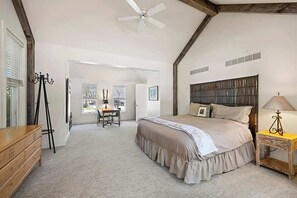 4 bedrooms, WiFi, bed sheets - The Farmhouse at Historic 33 Acre Berrywood Farm (Three Oaks)