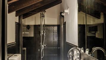 Douche, sèche-cheveux, serviettes fournies, savon