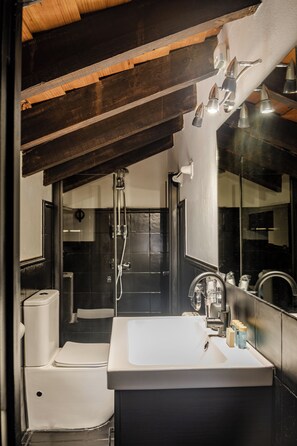 Een douche, een haardroger, handdoeken, zeep