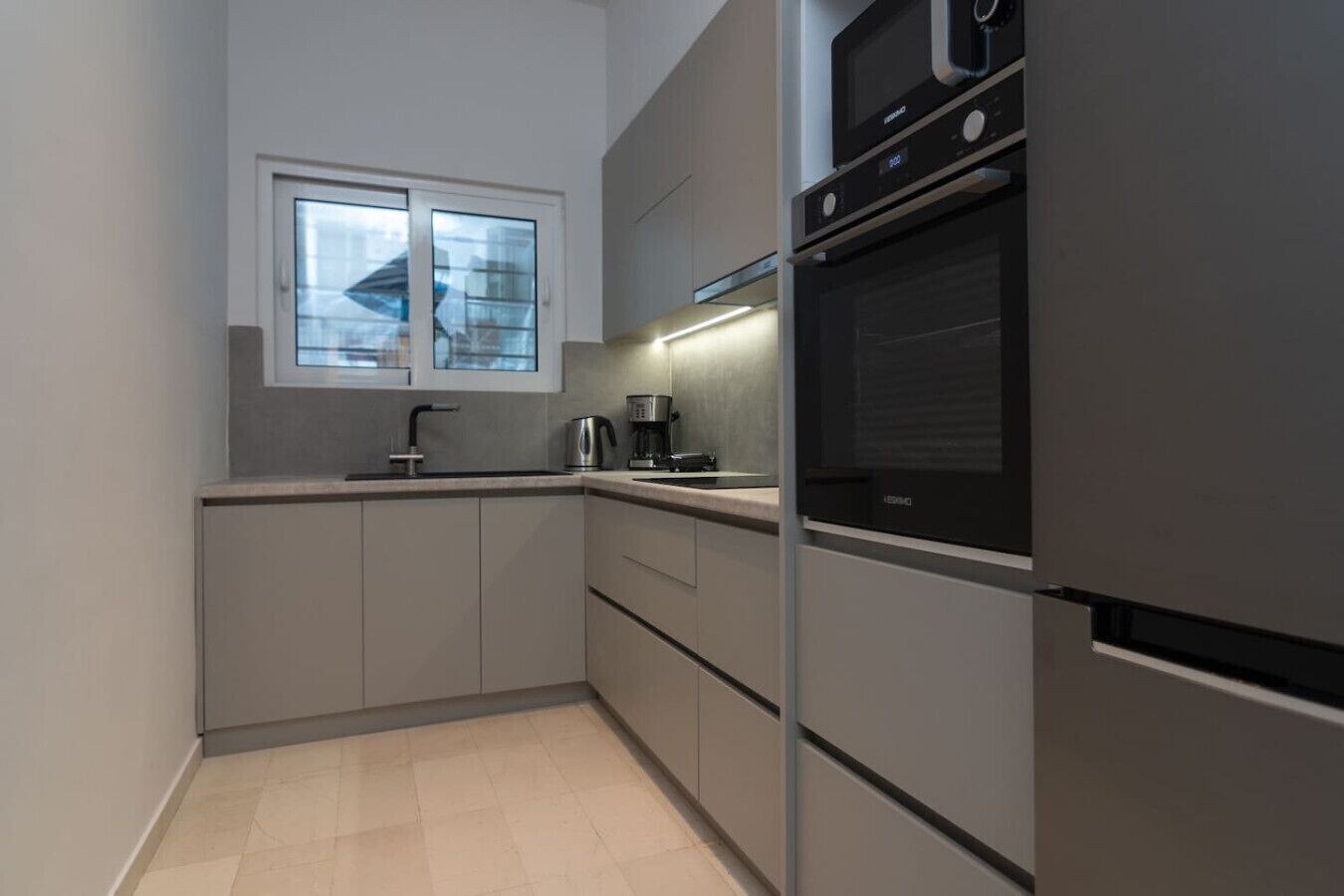 冷蔵庫、コーヒー / ティーメーカー、調理器具と食器