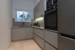 冷蔵庫、コーヒー / ティーメーカー、調理器具と食器