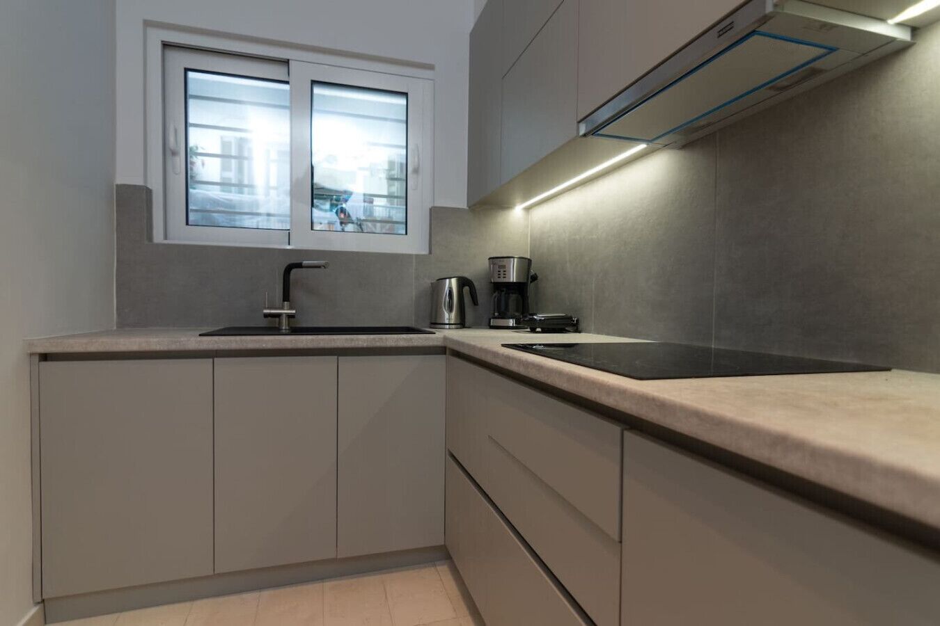 冷蔵庫、コーヒー / ティーメーカー、調理器具と食器