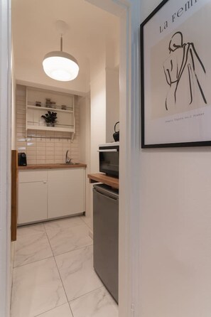 Fridge, oven, stovetop, coffee/tea maker - Prime Location Kolonaki Burrow (Athens)