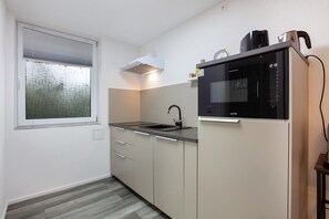 Fridge, microwave, oven, stovetop - Apartment 'Motel Ambiente 3 – Luxury Studio' with Wi-Fi and Air Conditioning (Bad Säckingen)