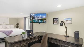 Bureau, fer et planche à repasser, lit parapluie, accès Internet