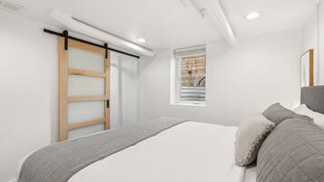 Escritorio, tabla de planchar con plancha y cuna de viaje