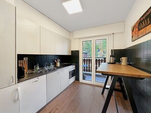 Kühlschrank, Ofen, Geschirrspüler, Wasserkocher mit Kaffee-/Teezubehör