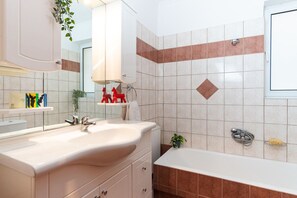 Bathroom - Cozy Athenian Hideaway in the heart of Pangrati (Athens)