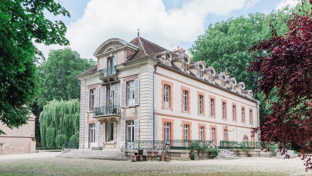 A historic building with a symmetrical facade, multiple windows, and a central entrance. - Domaine de Vauluisant, gîte for 32 people in Burgundy (COURGENAY)