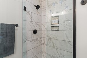 Doccia, asciugacapelli, asciugamani, shampoo