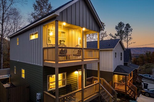 The Switchback: Luxe Home w/ Hot Tub & Fire Pit