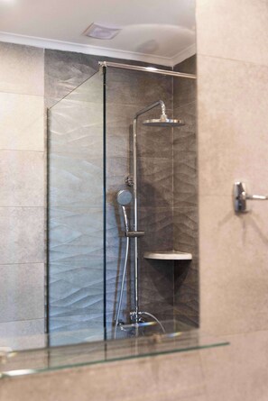 Shower, hair dryer, towels - Pink House Socrates Corfu Beachside Apartments (Gardenos)