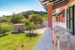 Outdoor dining - Pink House Socrates Corfu Beachside Apartments (Gardenos)
