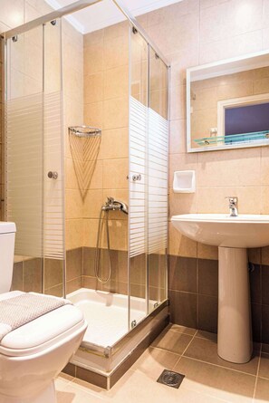 Shower, hair dryer, towels - Pink House Socrates Corfu Beachside Studio (Gardenos)
