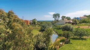 Un quartier résidentiel avec un petit ruisseau, des maisons et de la verdure.