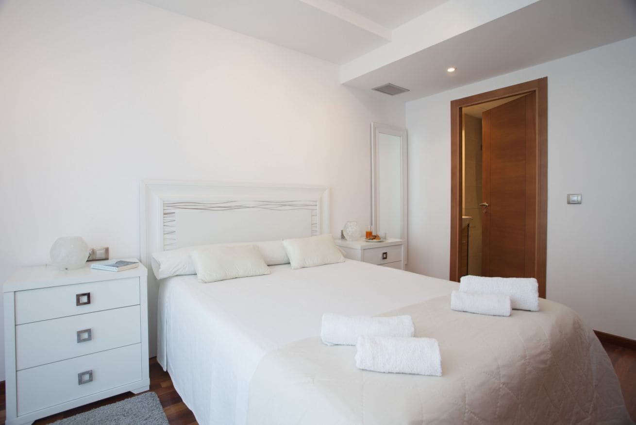1 chambre, fer et planche à repasser, draps fournis
